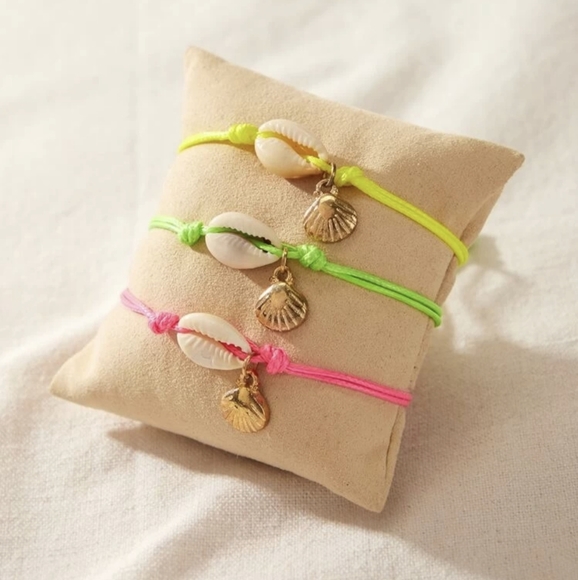 Shell and gold charm neon adjustable bracelet - Picture 1 of 3